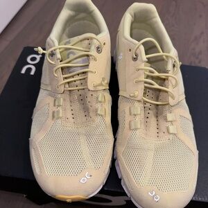 On Running Women’s Cloud Running Shoes Size 7